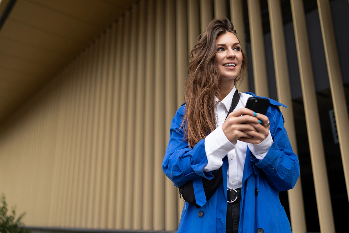Ragazza con la giacca blu e con il telefono