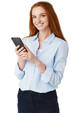 Ragazza con il telefono e con la camicia